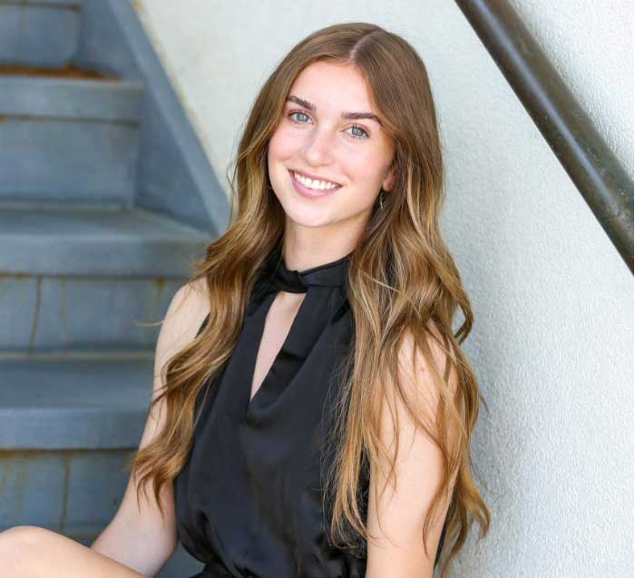 smiling_girl_on_steps